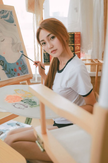 两个女抱在一起撞胸